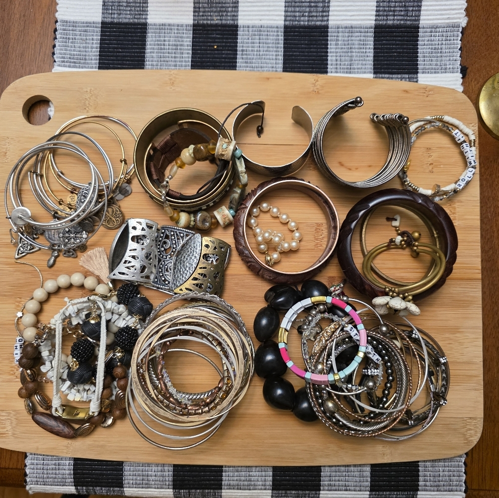 Over 70 Bevy Of Bracelets Cuffs Bangles Clasp Stretch Bracelet Lot Bundle Estate